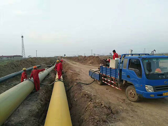 聚氨酯補口機 管道保溫Q2600系列壓力11Mpa 保溫功率11KW(圖1) 聚氨酯補口機Q2600系列施工現(xiàn)場