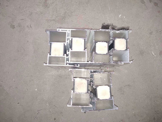 鋁合金門窗保溫填充聚氨酯 噴涂發(fā)泡機(jī)(圖1) 鋁合金門窗保溫填充聚氨酯