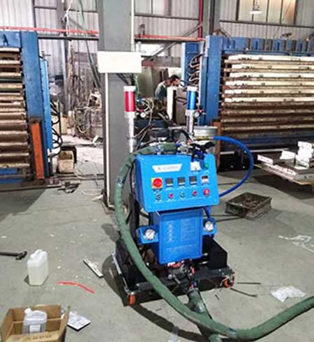 聚氨酯門板噴塑(圖1) Q2600聚氨酯門板噴塑設備