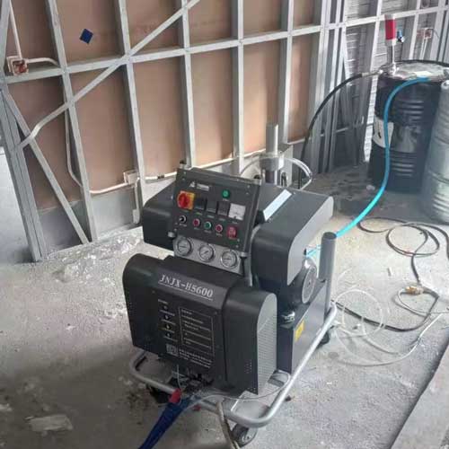 聚氨酯噴涂機高壓施工設(shè)備 輕鋼房屋民宿保溫隔音(圖2) 輕鋼房屋民宿保溫隔音案例