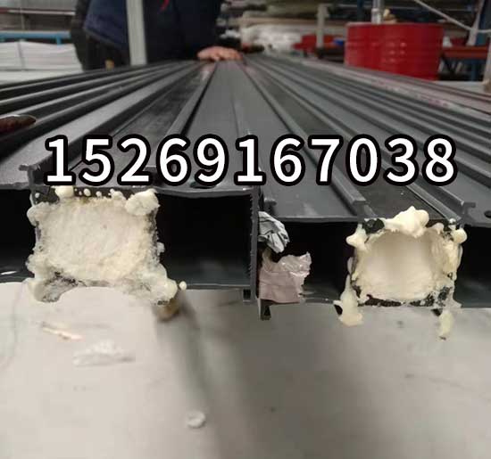 斷橋鋁型材腔體填充聚氨酯發(fā)泡機(圖6) T40D中間打孔的鋁型材發(fā)泡設(shè)備案例